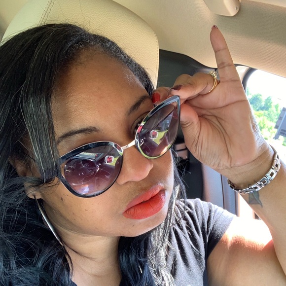 Meet your Posher, Stefanie - Picture 2 of 2